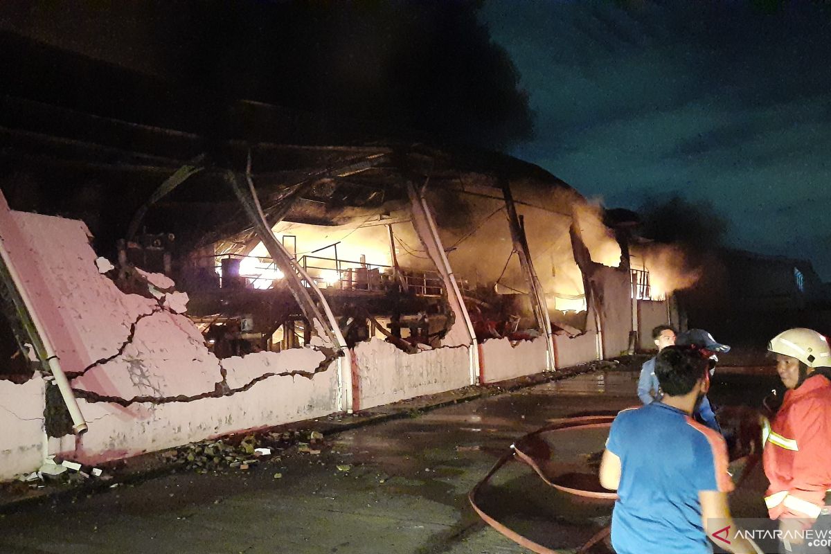 Tiga gedung pabrik cat di Cikupa Kabupaten Tangerang terbakar