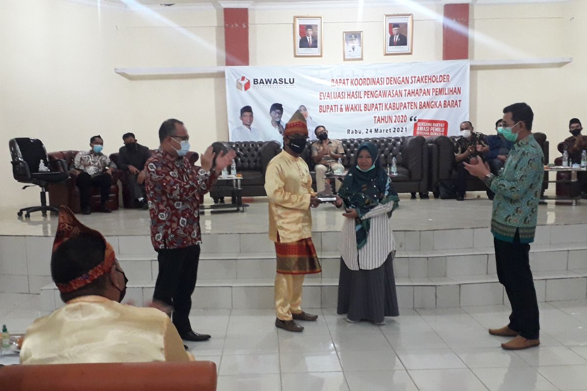 Bawaslu Bangka Barat beri penghargaan petugas pengawas TPS inspiratif