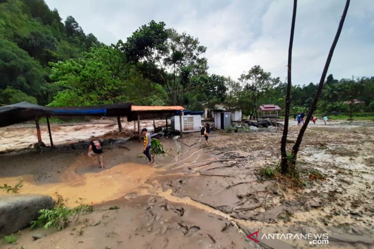 Banjir dan longor terjang lokasi wisata air panas di Pidie Aceh