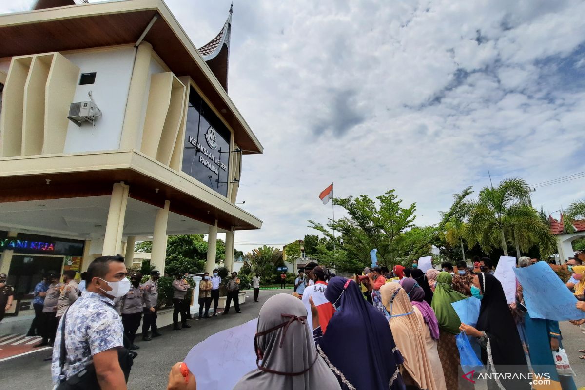 Puluhan warga Pariaman demo di Kantor Kejari minta usut RTLH bermasalah