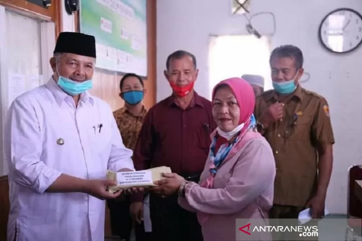 Wako Solok serahkan bantuan untuk kelompok usaha produktif