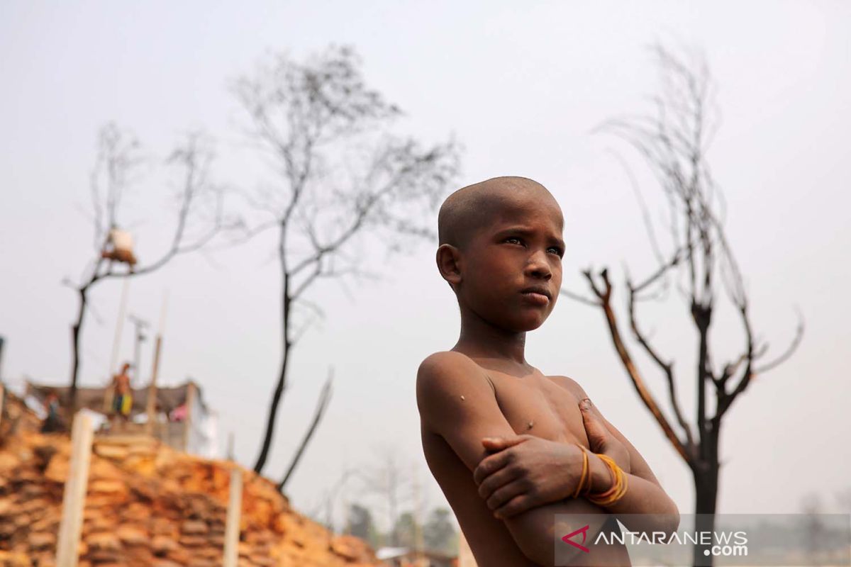 Seniman Rohingya atasi ketakutan COVID saat pengungsi menunggu vaksin