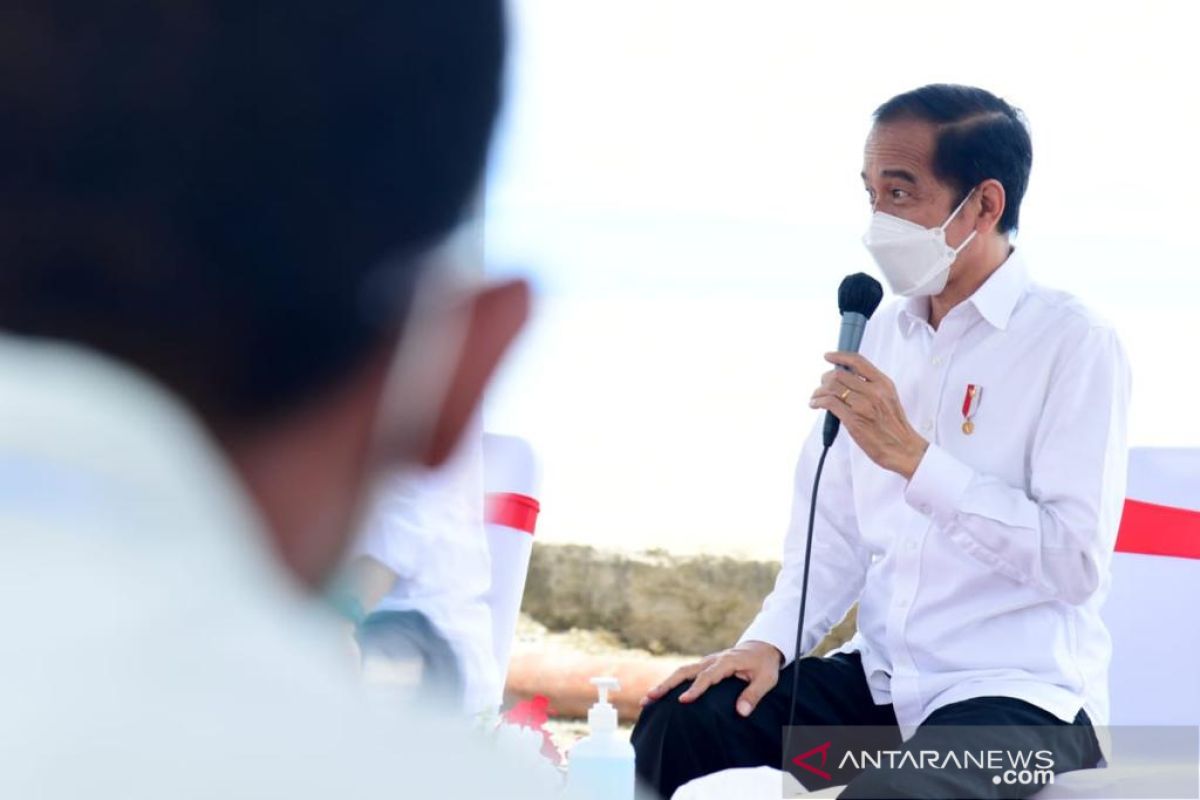 Presiden Jokowi bercanda soal sepak bola bersama nelayan di Maluku Tengah