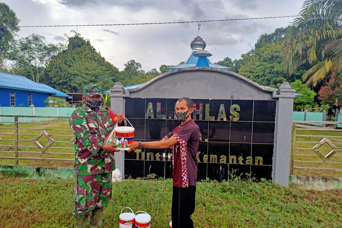 Satgas TMMD 110 Putussibau  beri bantuan cat pagar Masjid Al-Iklas