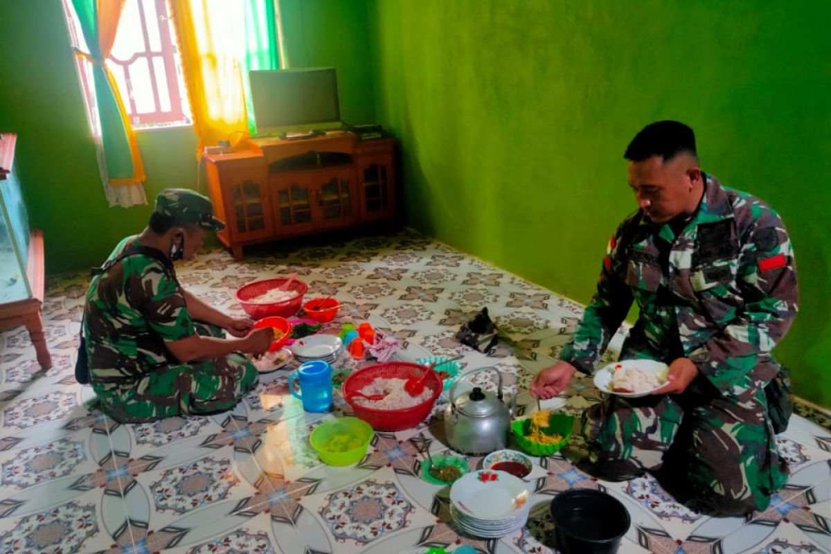 Ibu- ibu pengurus mesjid siapkan makanan khas bagi Satgas TMMD