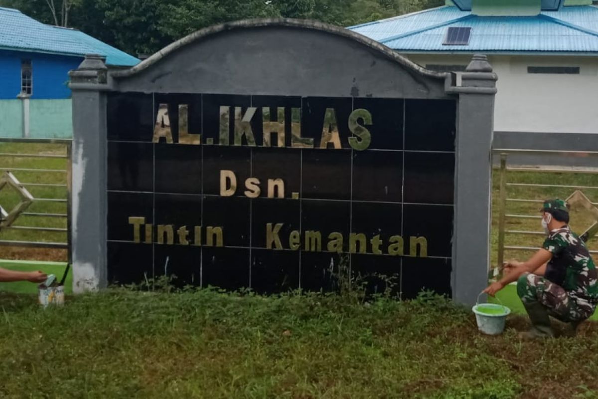 Personel TMMD 110 Kodim 1206/PSB lakukan pengecatan Masjid Al - Ikhlas