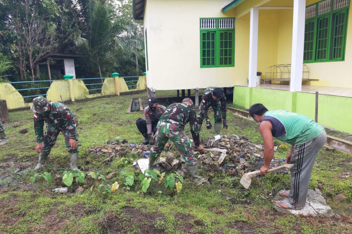 Sinergitas TNI, Polri dan masyarakat di TMMD ke 110 Kodim 1206/PSB