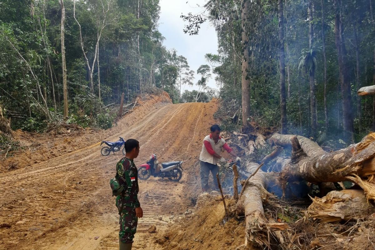 Anggota Satgas TMMD ke-110 kodim 1206/PSB bantu warga cari kayu bakar