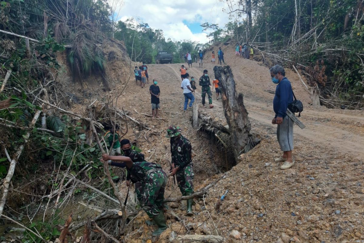 Satgas TMMD Ke 110 bersihkan jalan dan gorong-gorong bersama warga