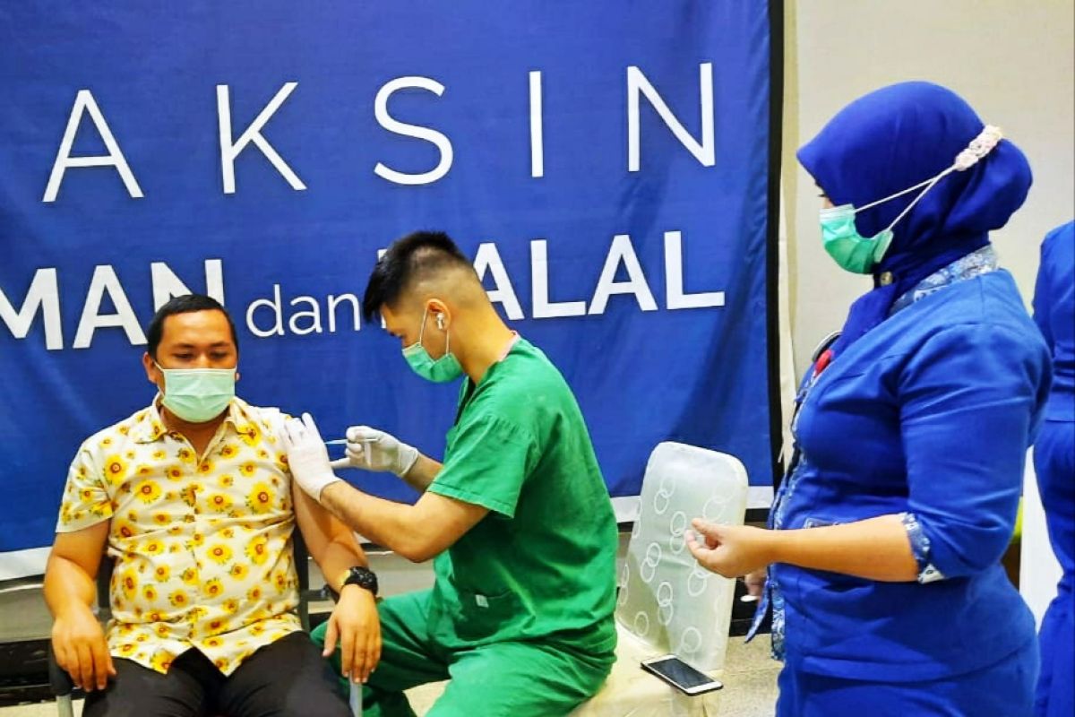 Jurnalis lingkup  DPRD dan Pemkot Medan jalani vaksinasi COVID-19