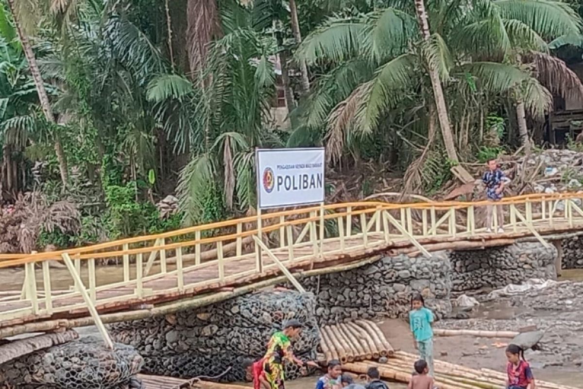 Poliban bangun jembatan darurat di wilayah banjir HST