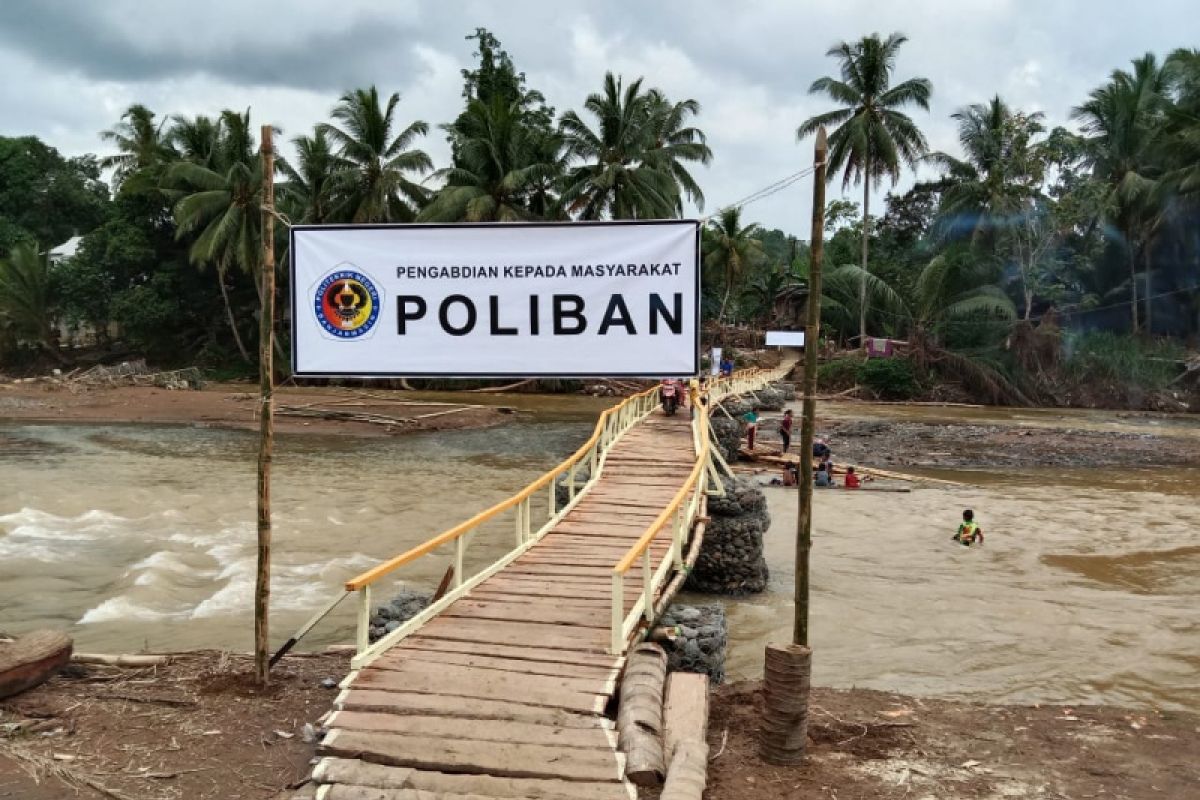 Penampakan jembatan darurat dari bambu di wilayah banjir HST bantuan Poliban