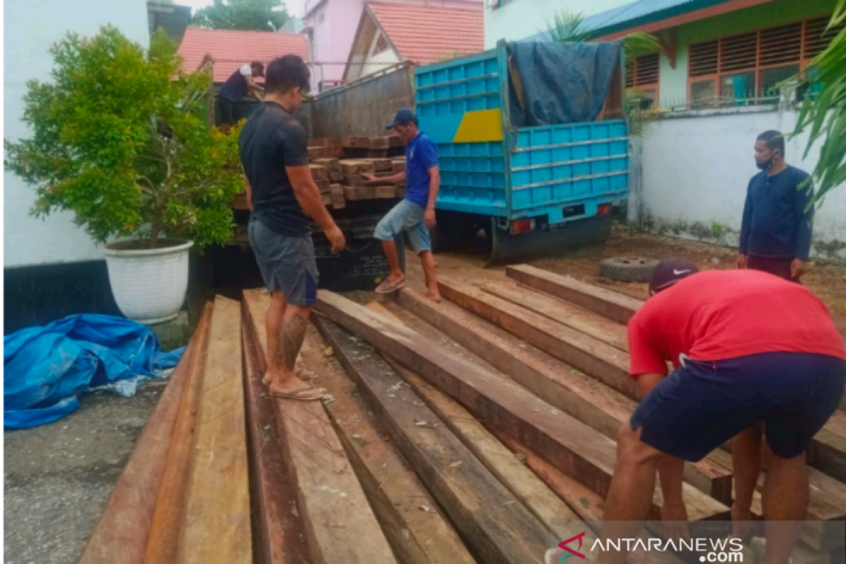 Balai Gakkum KLHK tahan pemilik 190 batang kayu ilegal di Baubau