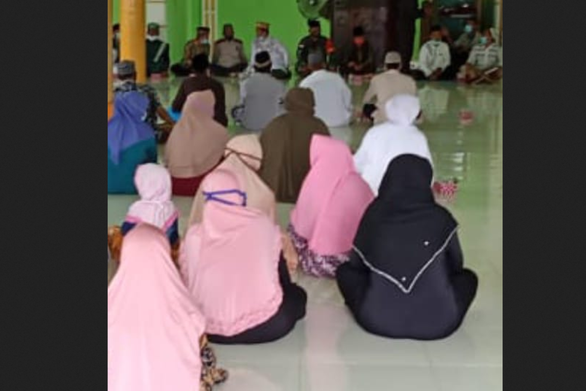 Satgas TMMD berikan contoh ke warga tunaikan sholat lima waktu di mesjid