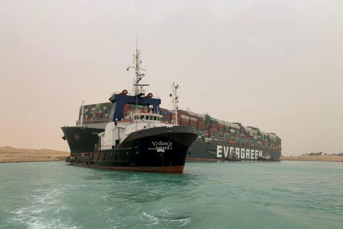 Harga minyak melonjak 6 persen setelah  sebuah kapal kandas di Terusan Suez