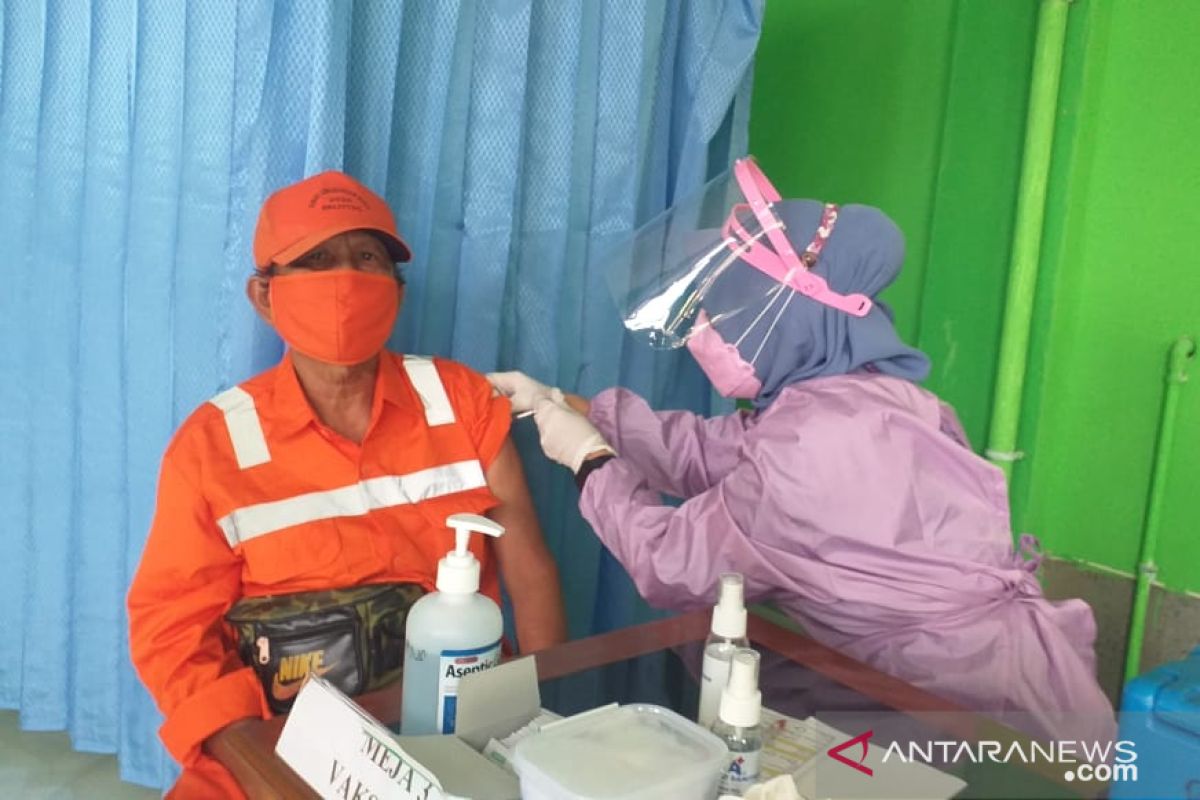 54 petugas kebersihan DLH Belitung ikuti vaksinasi COVID-19