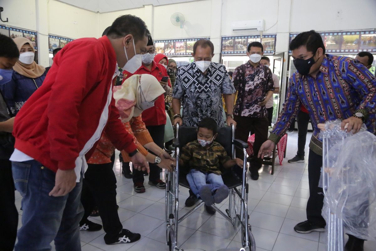 Wawali Armuji serahkan bantuan kursi roda kepada ABK di Surabaya