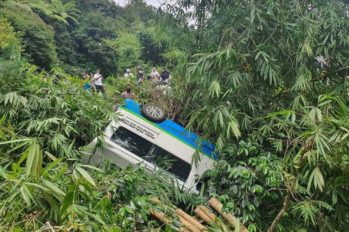 Rem blong, mobil dinas Pemkab Bener Meriah jatuh ke jurang penumpang luka-luka