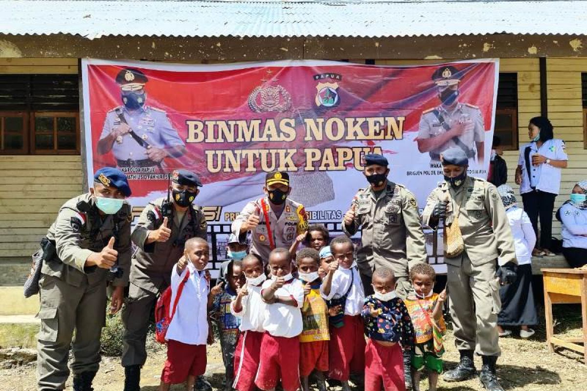 Binmas Noken tebarkan kebahagiaan warga di Intan Jaya