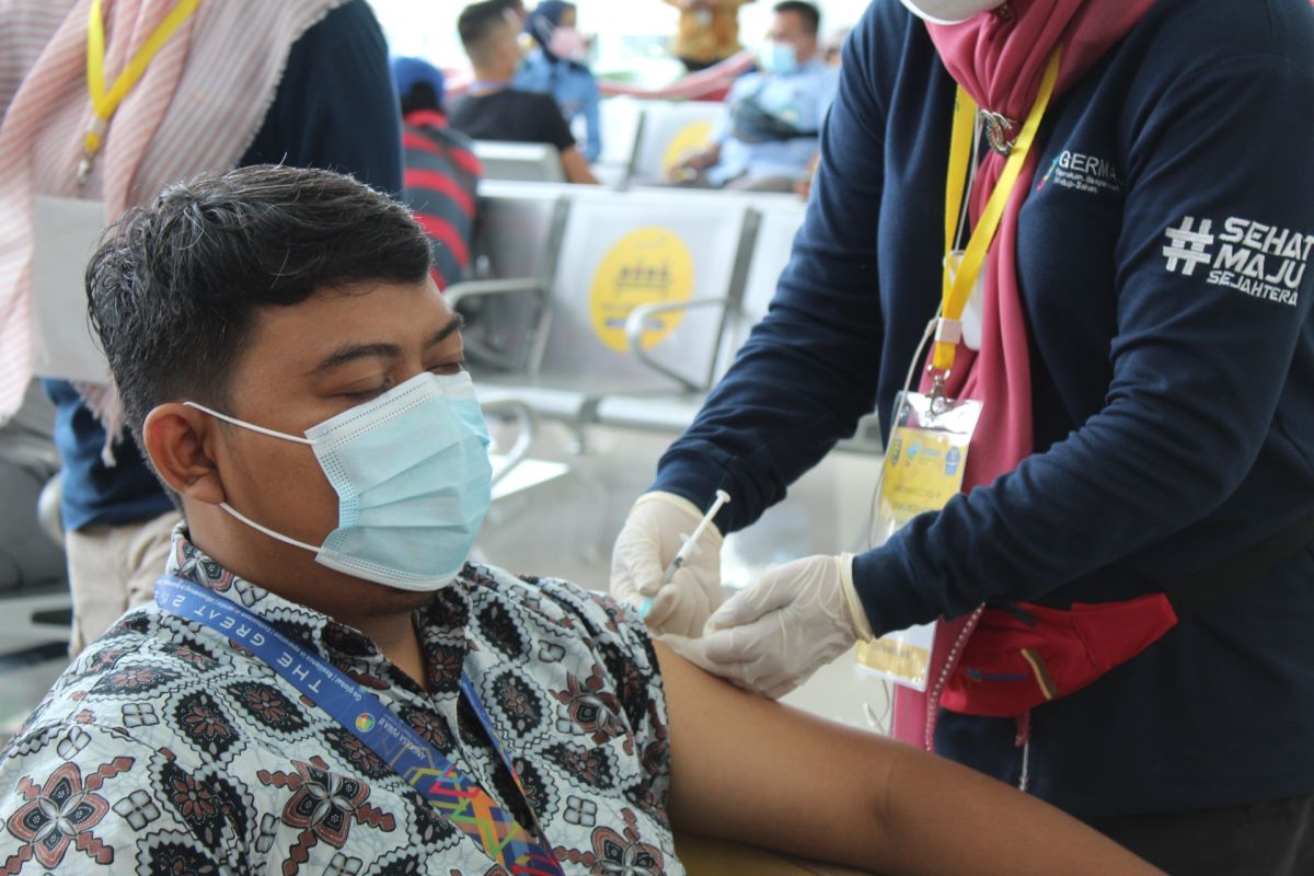 Bandara Radin Inten lakukan vaksinasi massal bagi petugas