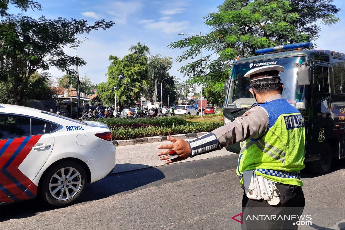 Rizieq Shihab tiba di PN Jakarta Timur dengan pengawalan ketat