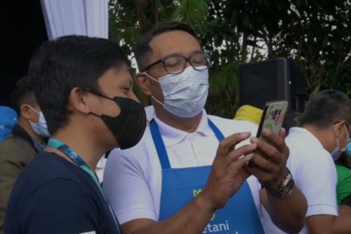 Gubernur Ridwan Kamil targetkan cetak 100 ribu petani milenial