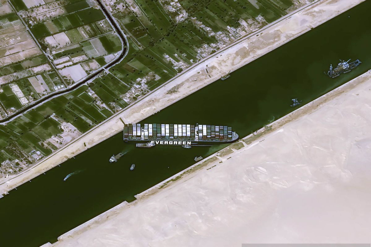 Khawatir blokir Terusan Suez berlarut-larut , minyak melonjak 4 persen