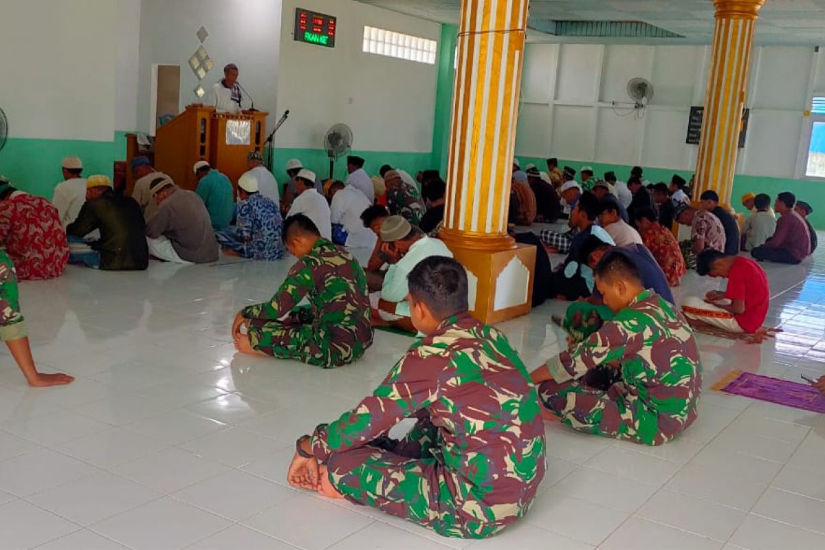 AnggotaTMMD dan warga shalat Jumat berjamaah di Masjid Al-Ikhlas