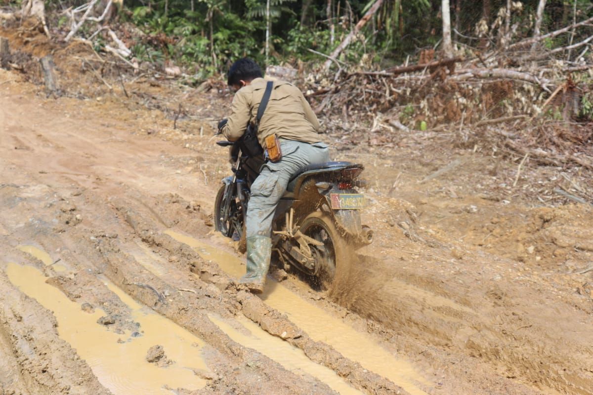 Tim Pendim 1206/PSB tetap semangat meliput meski harus melalui jalan berlumpur