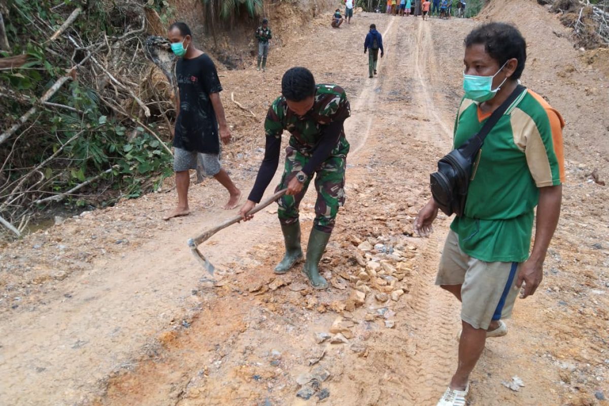 Anggota Satgas TMMD Kodim 1206/PSB ajak warga Beringin timbun jalan berlobang