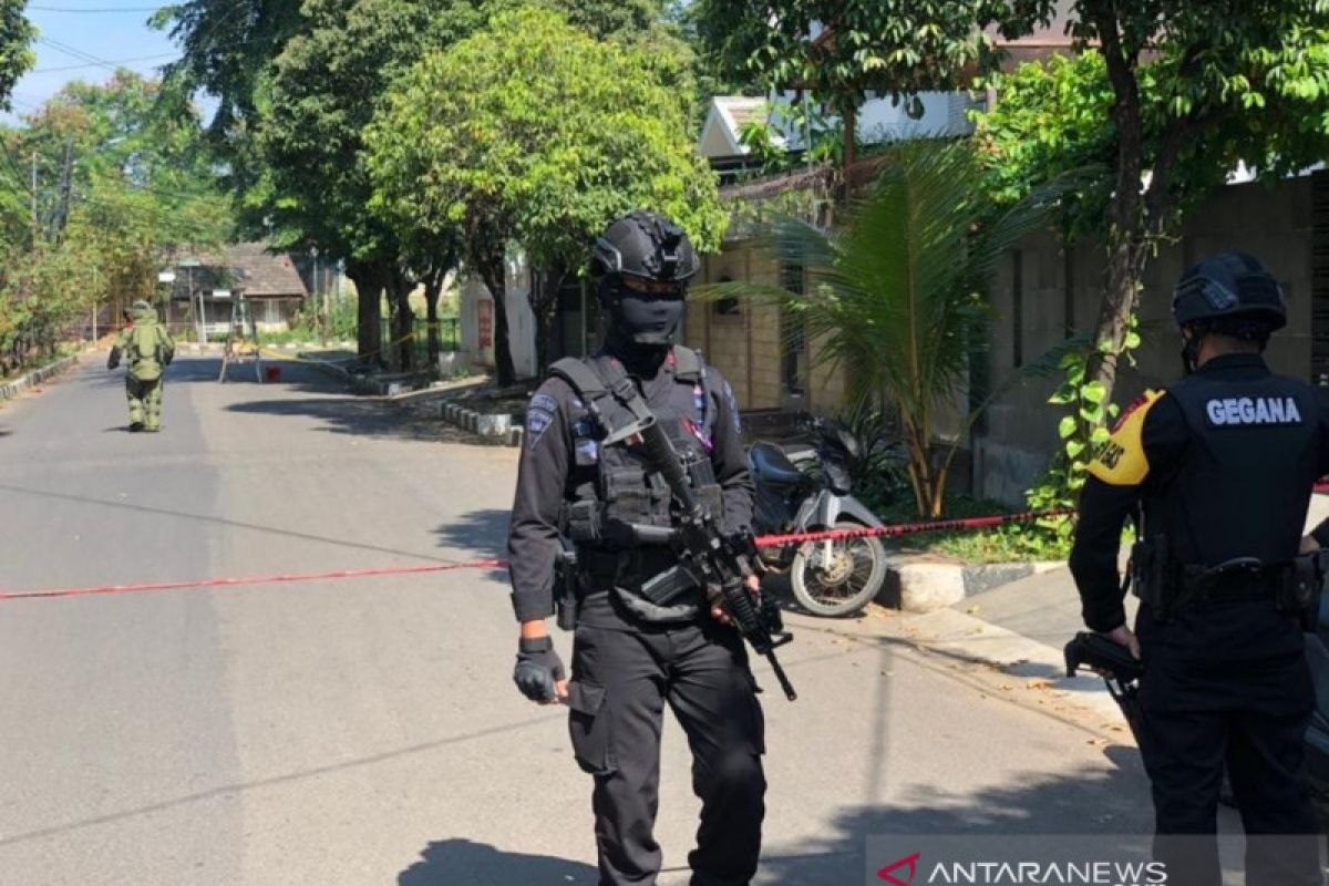 Cipinang: Suspicious package turns out to contain fake bomb