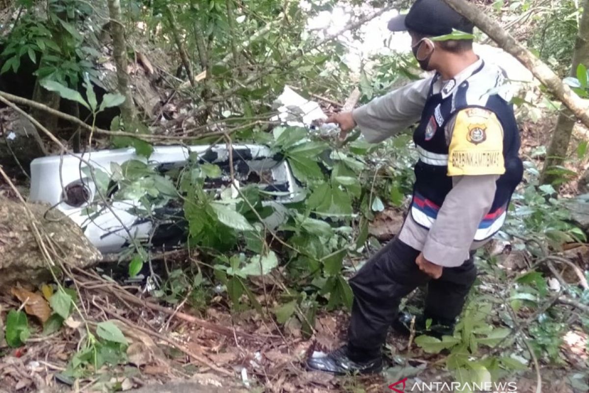 Polisi evakuasi minibus terjun ke jurang sedalam 25 meter di Kolaka Utara