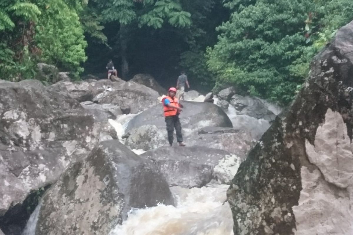 Tiga mahasiswa terseret air bah di Lubuk Hitam Padang