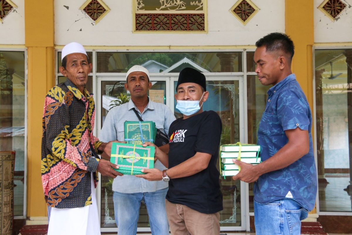 Legislator bagikan Al-Quran di Pulau Lombok menjelang Ramadhan