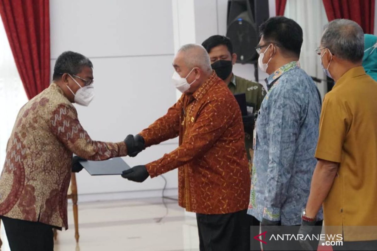 Kadis DPMPD  Kaltim terima SK kenaikan pangkat pegawai