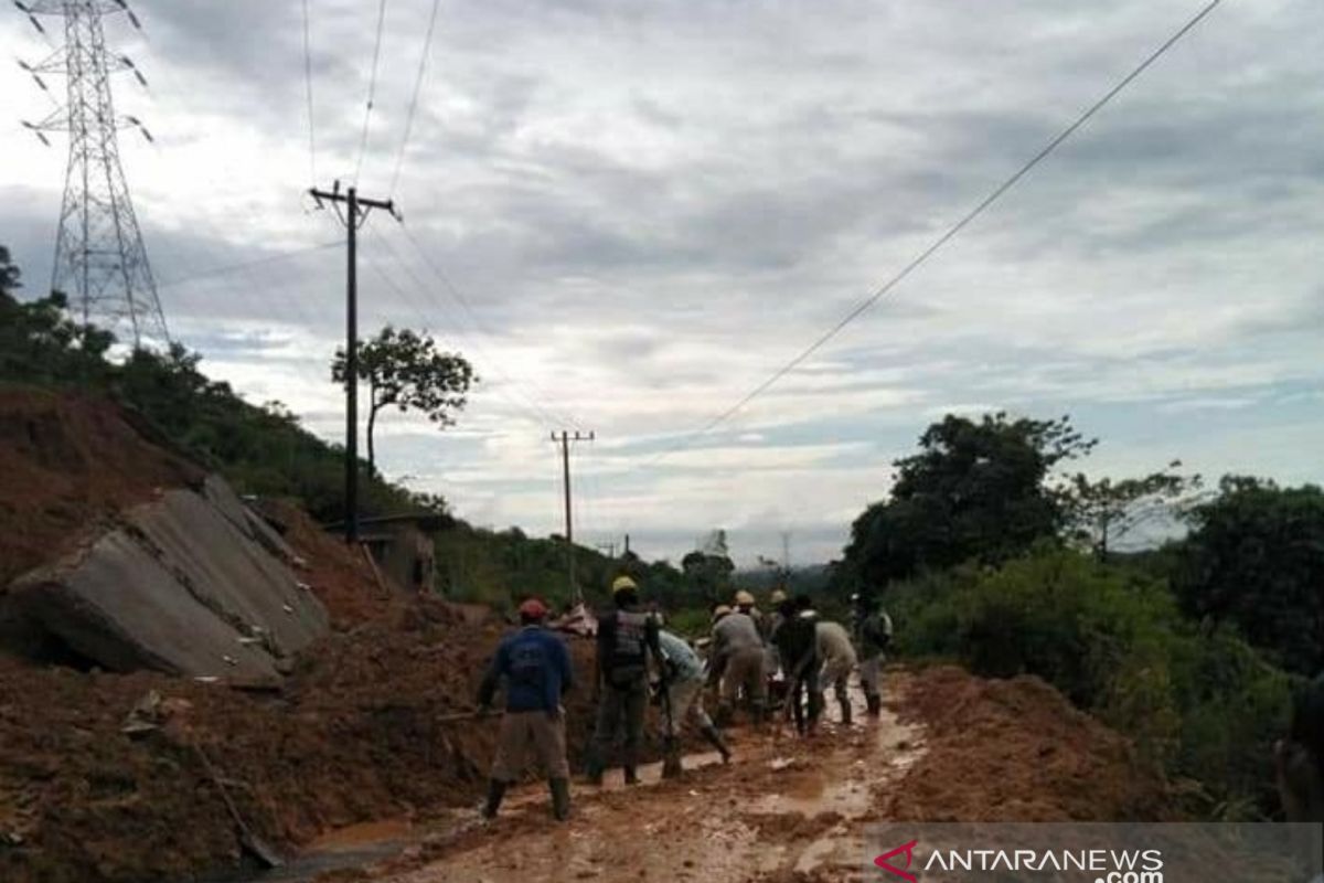 Longsor tebing gunung tutupi jalan lintas Aceh Barat-Pidie