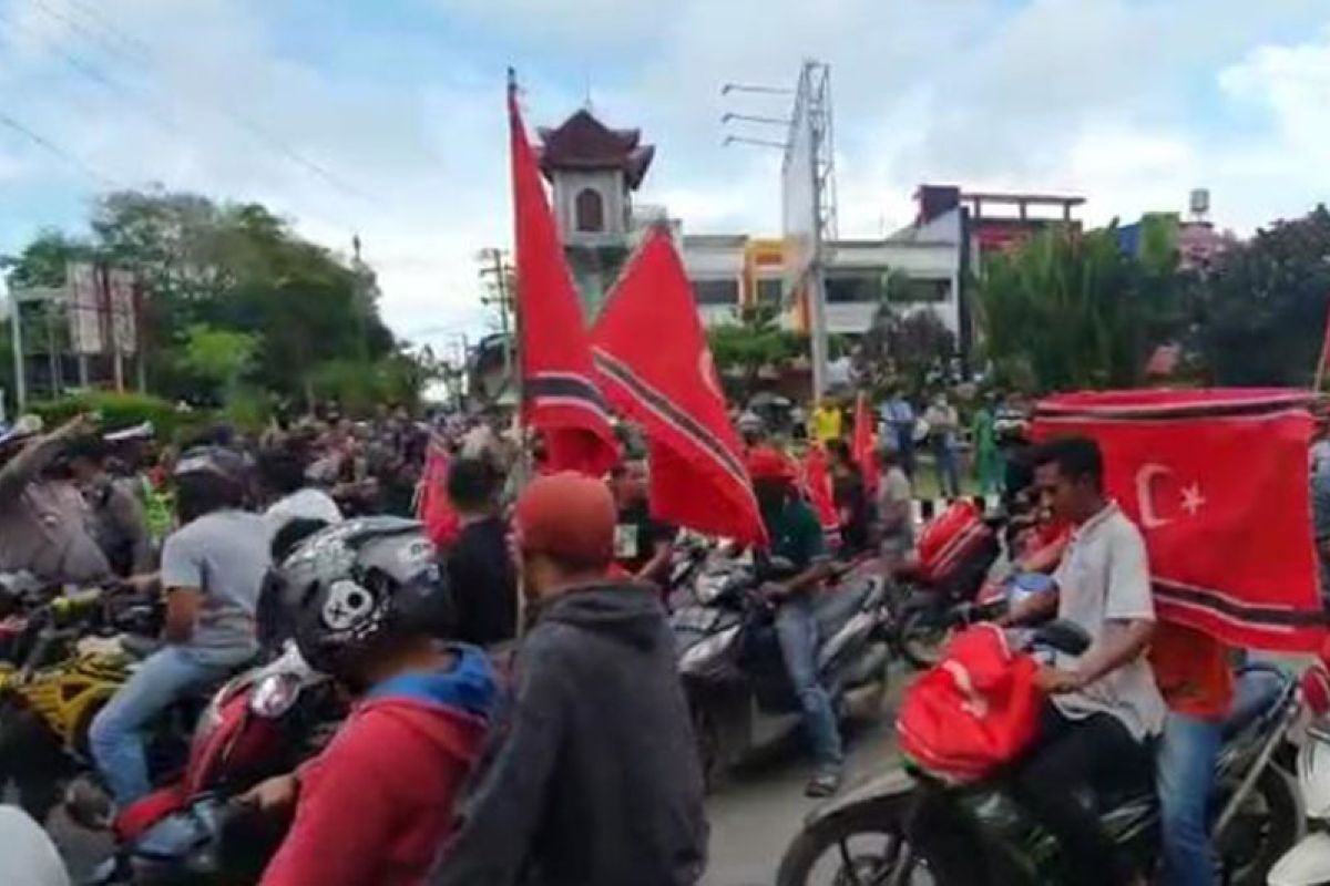 Polisi amankan massa konvoi kendaraan bendera bulan bintang