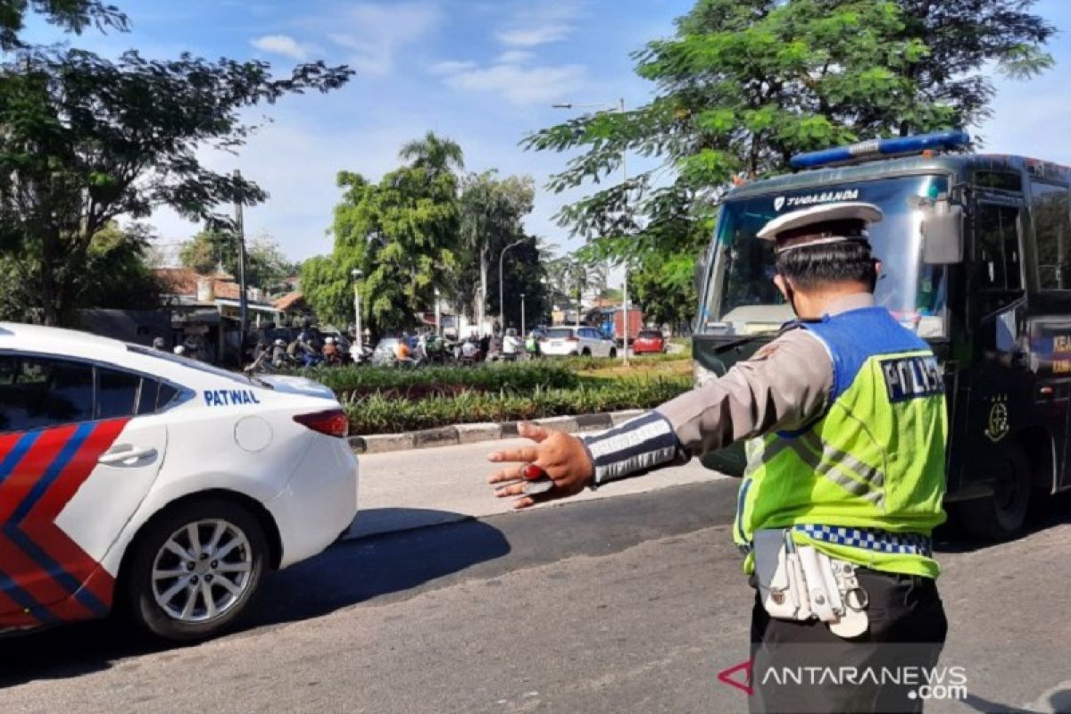 Rizieq Shihab tiba di PN Jakarta Timur dengan pengawalan ketat dari petugas Kepolisian