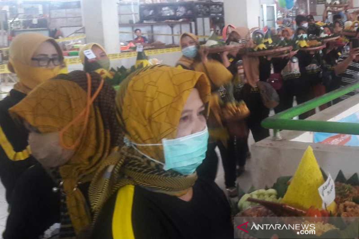 Pedagang Pasar Parakan Temanggung selamatan cegah COVID-19