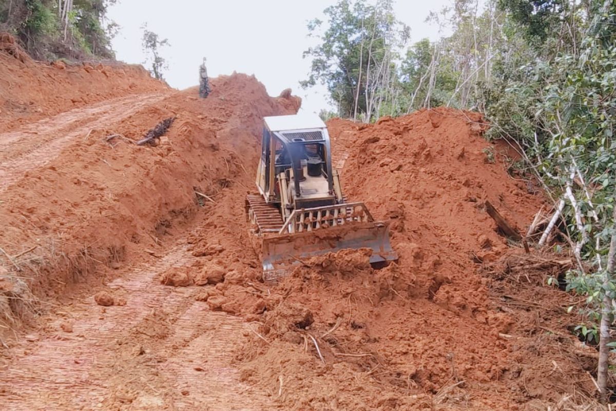 Kejar target, operator alat berat Buldozer tetap semangat dalam bekerja