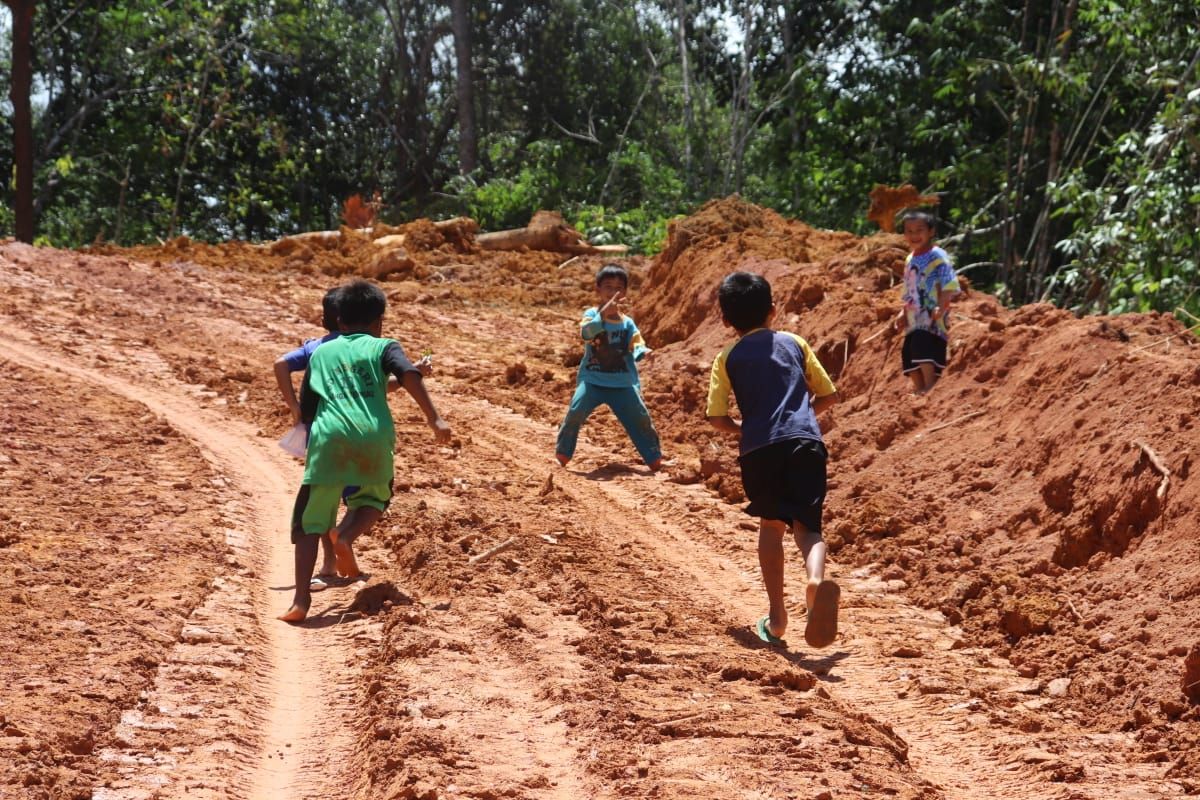 Anak-anak merasa bahagia saat bisa bermain menikmati Jalan baru TMMD