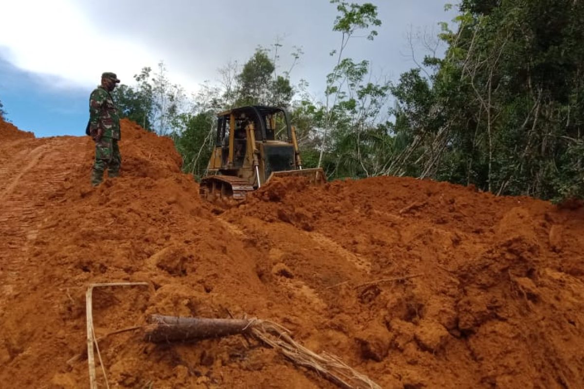 Alat barat Buldozer TMMD terus ratakan tanjakan bukit di Desa Beringin