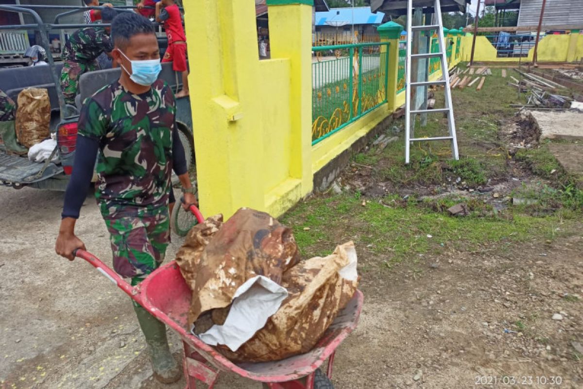 Panas Terik, Satgas TMMD 110 Putussibau tetap semangat tunaikan tugas