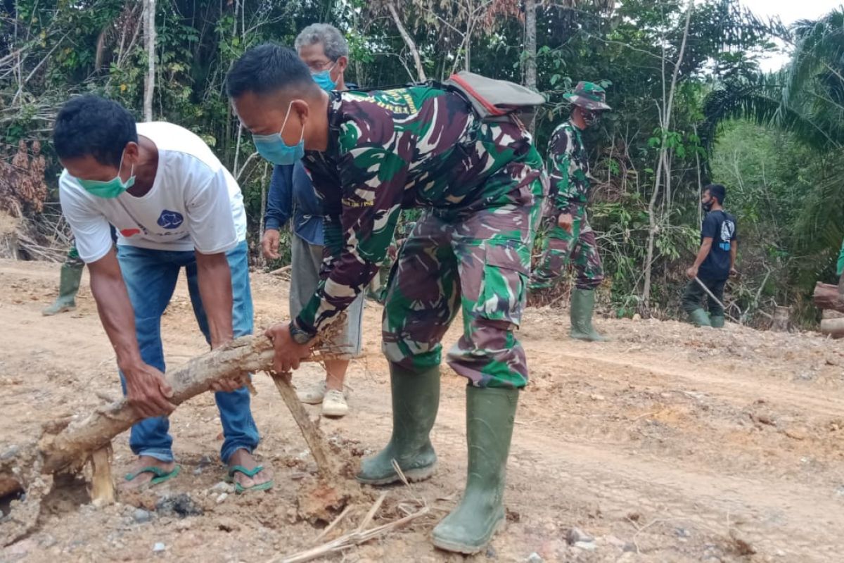 Kerjasama Satgas TMMD dan warga ringan pekerjaan yang berat