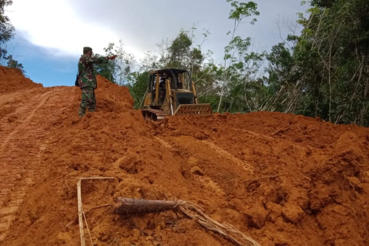 Satgas TMMD taklukkan bukit dengan  mengunakan Excavator dan Buldoser