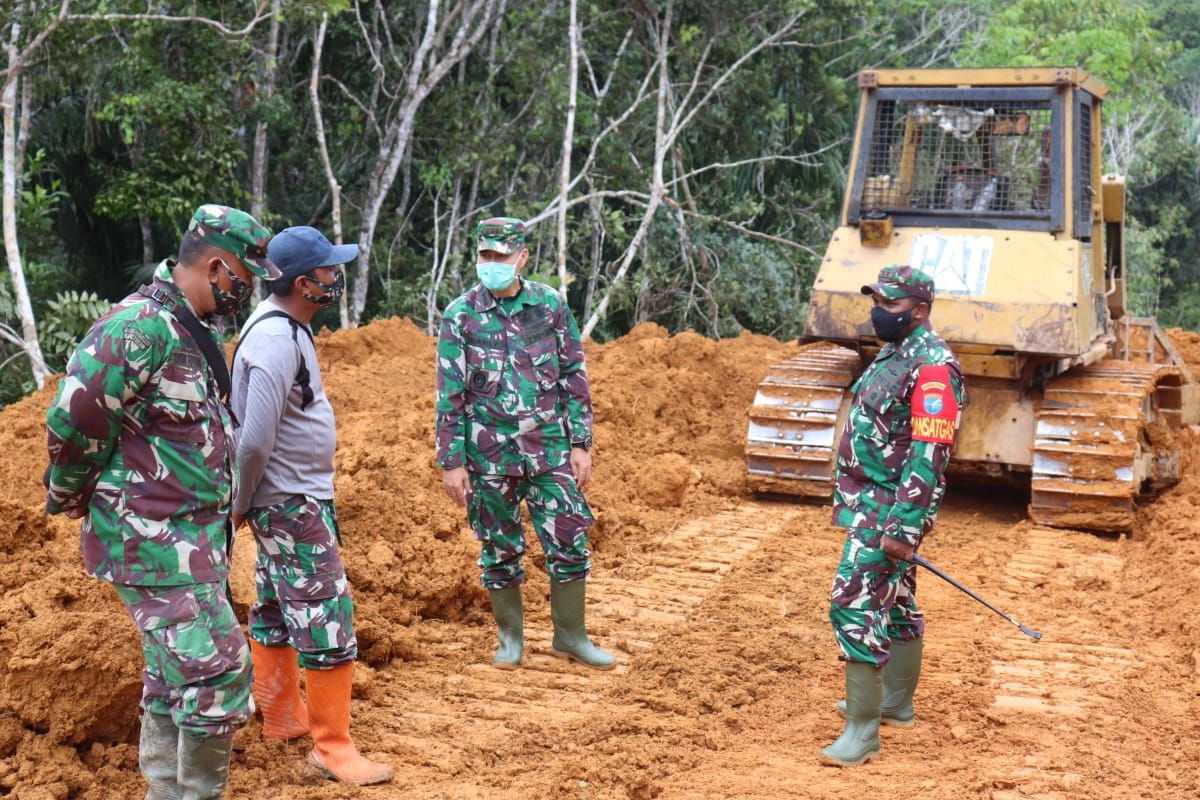 Dandim 1206/PSB tinjau progres jalan TMMD yang sudah tembus ke Desa Beringin