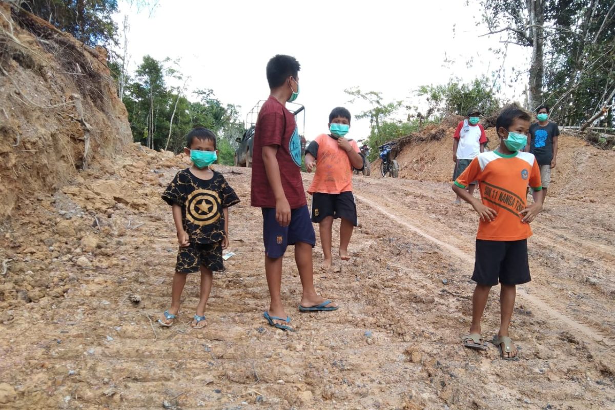 Antusias anak-anak melihat pekerjaan TMMD 110 Kodim 1206/PSB