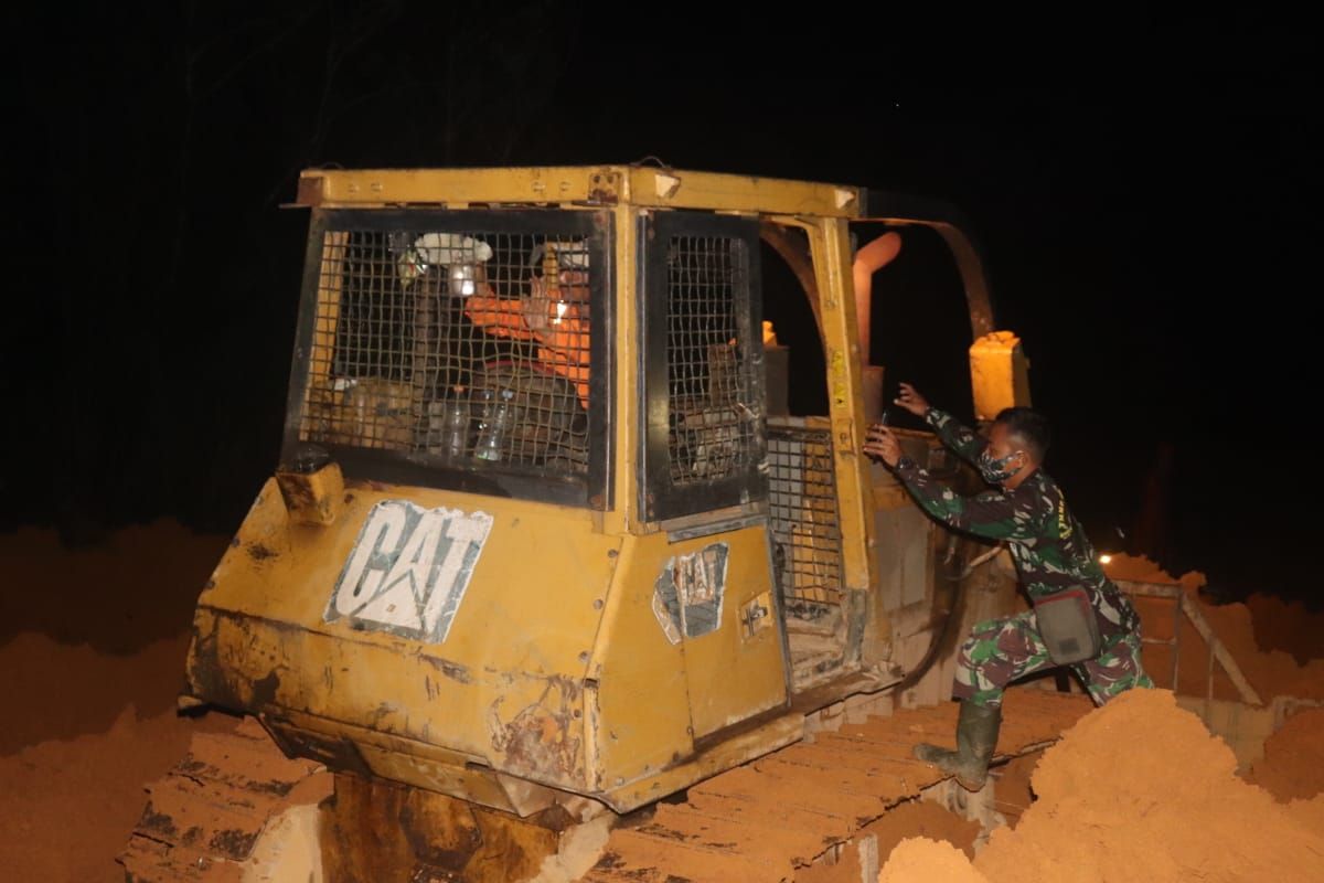 Gelapnya malam tak menyurutkan semangat kerja lembur Satgas TMMD