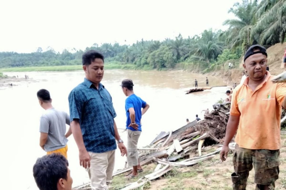 Sungai Batang Serangan Langkat tercemar, ribuan ikan mabuk dan mati
