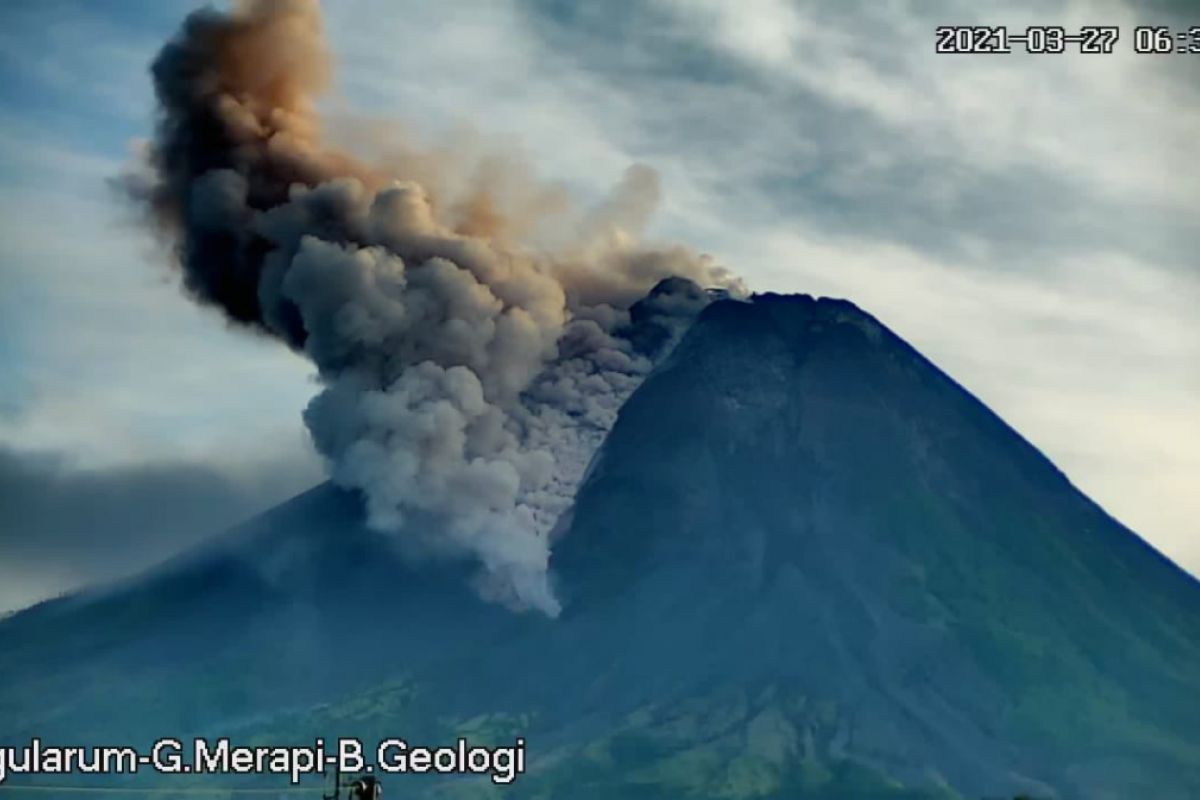 Gunung Merapi meluncurkan tujuh kali awan panas guguran